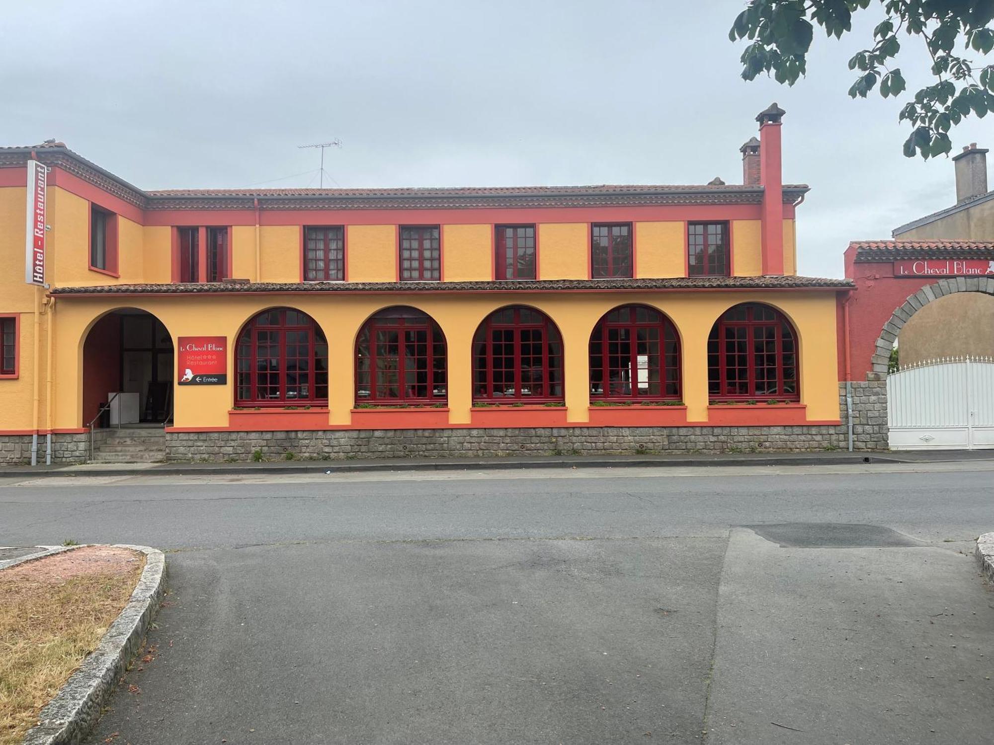 Hotel Du Cheval Blanc Cerizay المظهر الخارجي الصورة